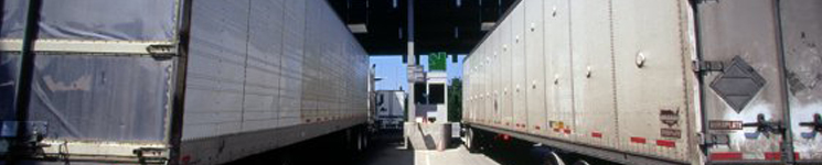 Des transporteurs routiers qui traversent la frontière États-Unis - Canada.